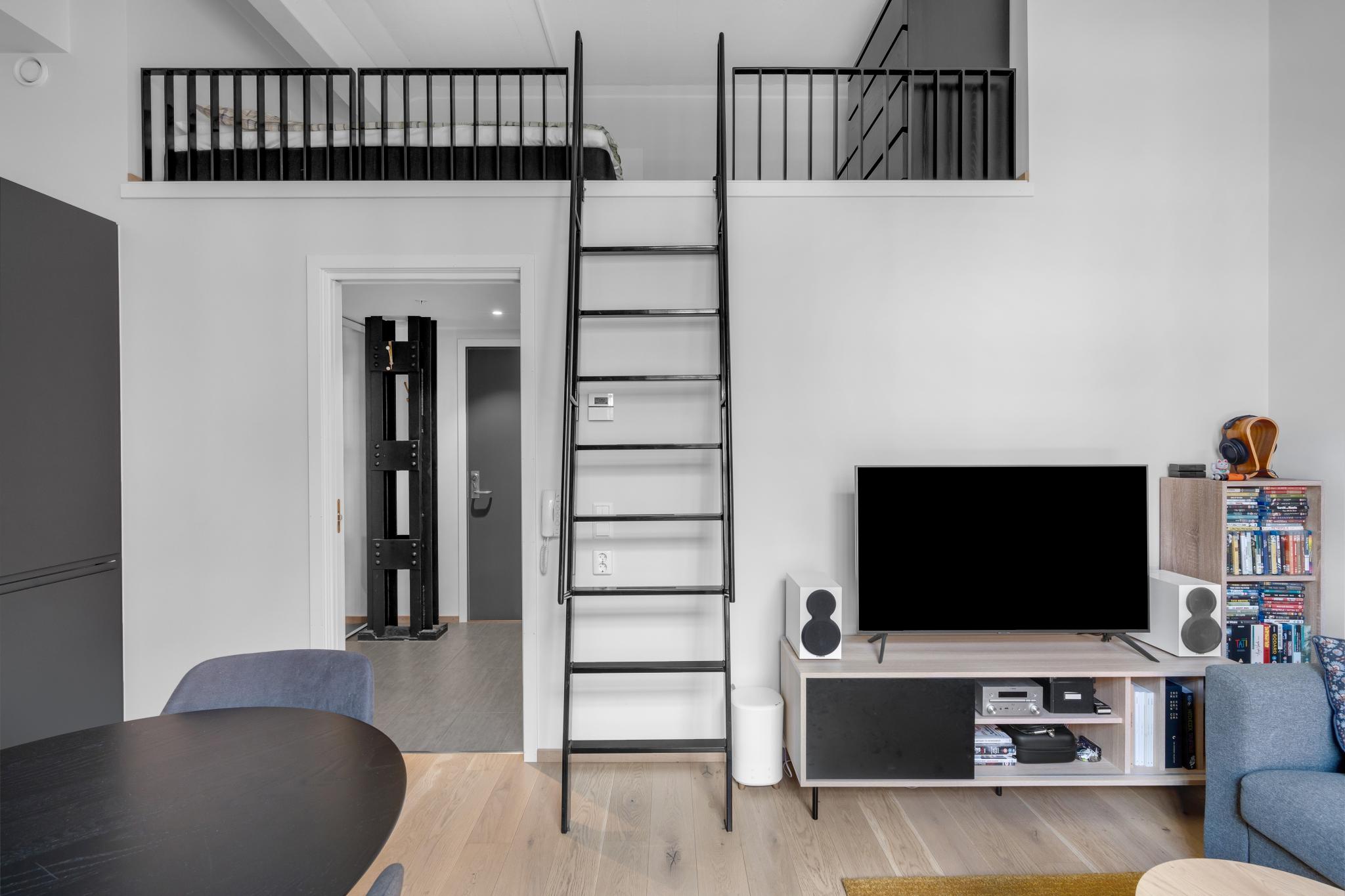 Solid stige opp til hems.

